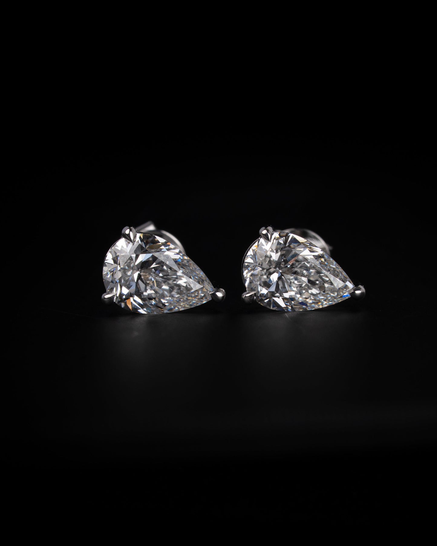 Weiße Tropfenohrringe