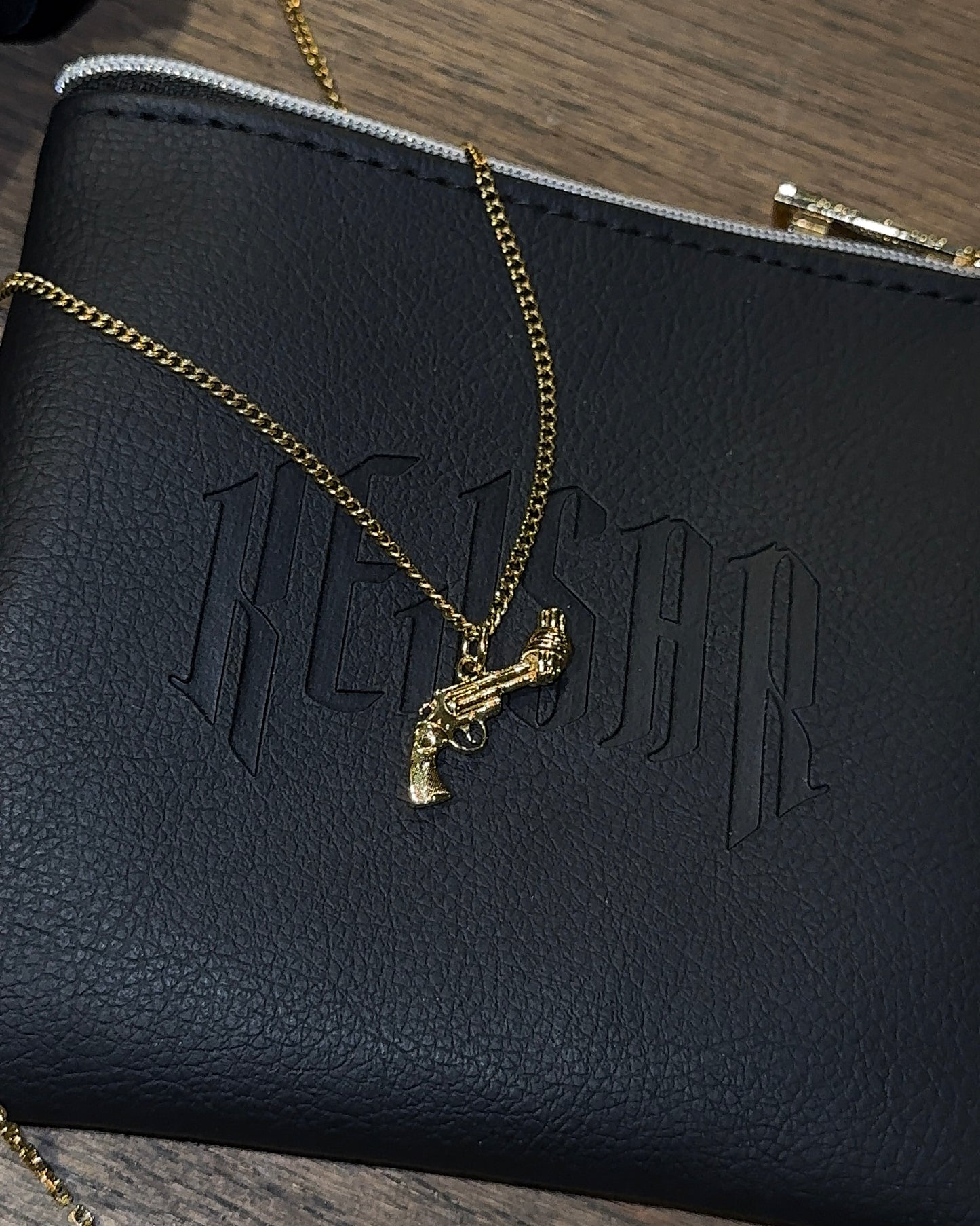 Non-Violence Halsband - The Knotted Gun