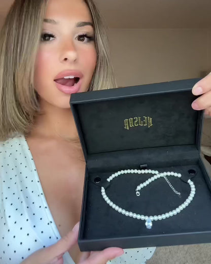 Halskette aus Perlen und Steinen